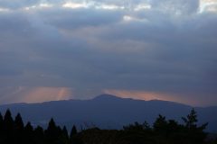 光のカーテンで浮かぶ福智山の稜線